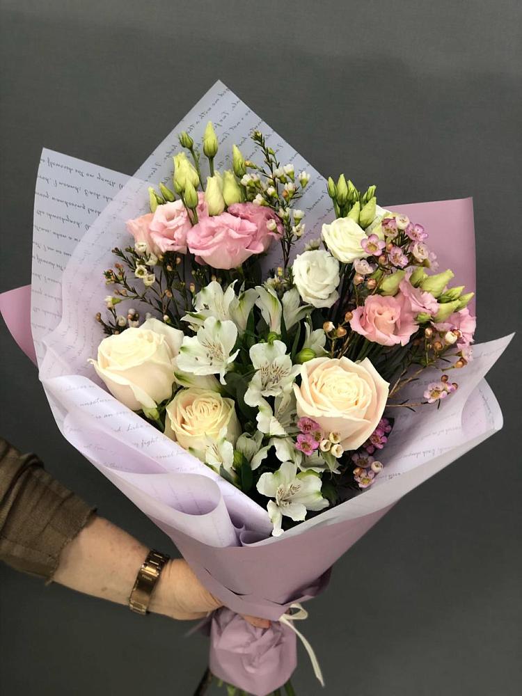 Букет цветов из: Альстромерии, Розы и Лизиантусы в Бронницах