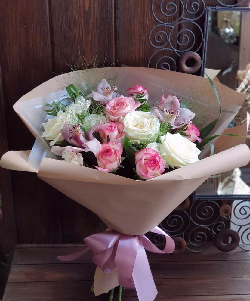 Букет цветов из: Гвоздики, Орхидеи, Розы и Хризантемы в Бронницах