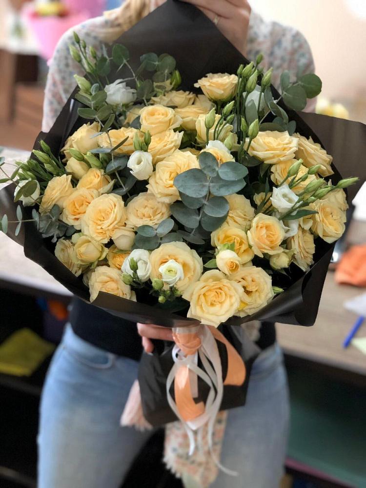 Букет цветов из: Розы и Лизиантусы в Бронницах