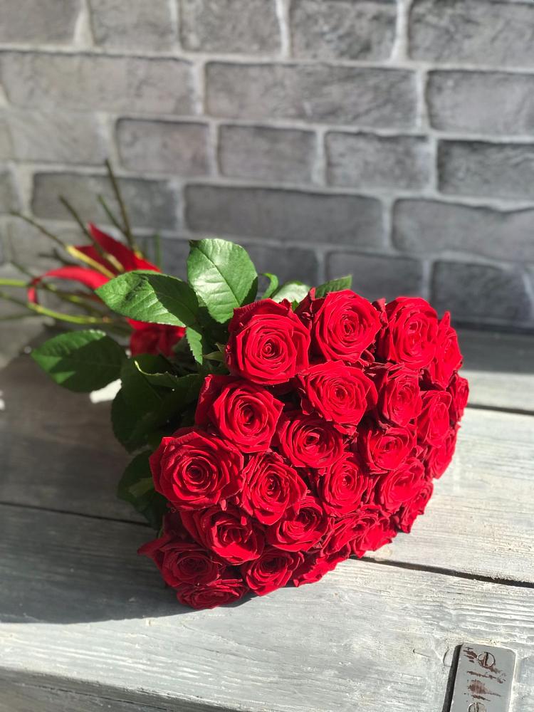 Букет Красные розы Фридом в Бронницах