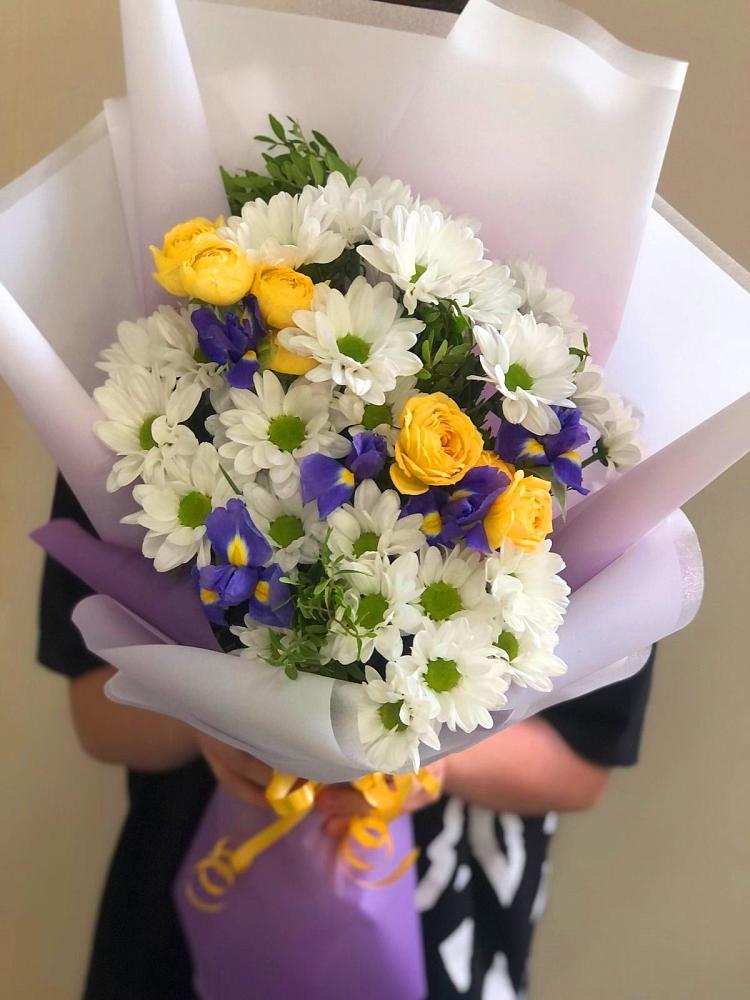 Букет цветов из: Ирисы, Хризантемы и Розы в Бронницах