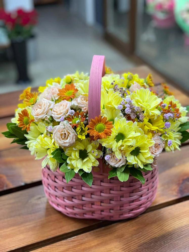 Цветочная композиция из Хризантемы и Розы в корзине в Бронницах